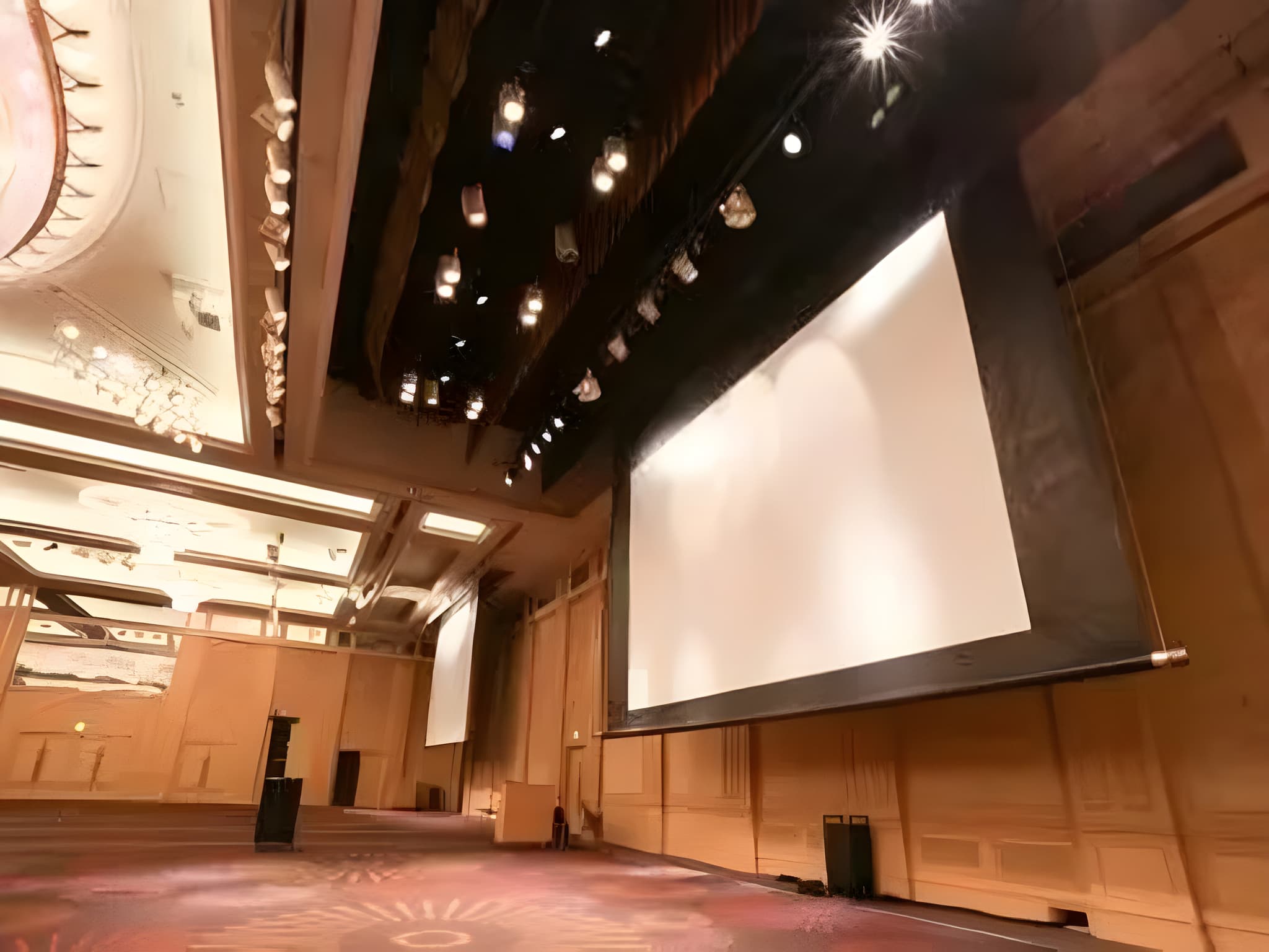【設備】
超大型380インチのハイビジョン対応スクリーンもございます。