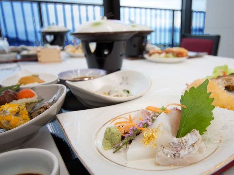 【料理一例】
お刺身・お肉と楽しめる会席プラン。
デザートまでご提供、ソフトドリンク・コーヒーなどはセルフにて無料でご提供しています。
