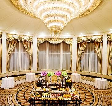 【ダイヤモンドルーム】
円形の会場にそった大きな窓から望む窓の開放感、庭園の緑と降り注ぐ自然光に包まれる会場です。
着席コース料理90名／立食ビュッフェ100名／スクール120名／シアター180名