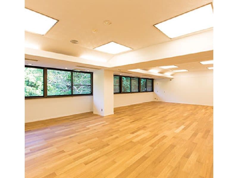 【多目的室大】
簡単なレクリエーションも可能　　　　　　　　　　
ダンス用の可動式鏡も有