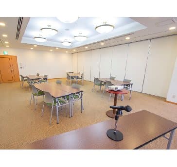 最大シアター型で６０名収容可能です。

企業説明会・講演会・研修会・会議 など様々な用途にご対応致します。
窓が大きく開放感がありアパレル展示会やイベントルームとしてのご利用にも最適です。また、ビル最上階にあり日当たり 眺めも良く最高のロケーション。