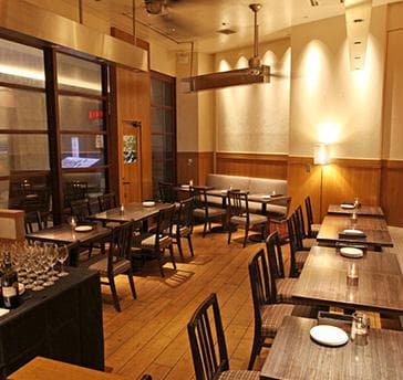 立食ビュッフェスタイルで自由なパーティー！周りを気にせず楽しめる貸切空間で。