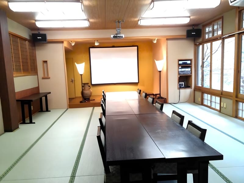 【会場】
大広間には舞台がございます。
宴会や同窓会・懇親会などの集まりはもちろん、会議や勉強会にもご利用いただけます。