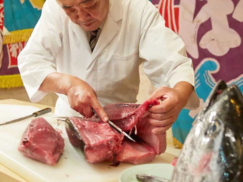 【ディナーバイキング】料理人による、鮮魚の解体ショー。華麗な包丁さばきをご覧くださいませ。