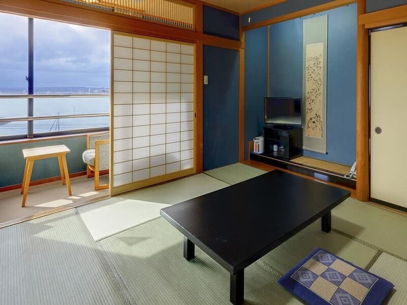 【客室例】
海側の窓からは、富山湾を見渡せます。