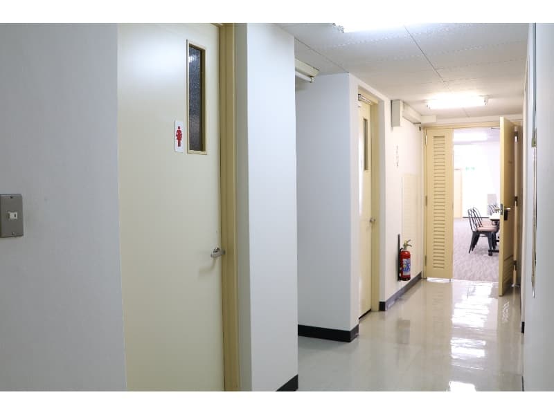 4階廊下には男女別のトイレがあります。