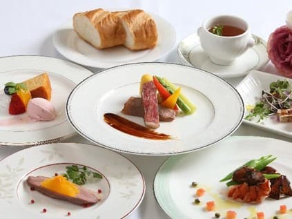 美しい盛り付けが映える、魅力的なコース料理。