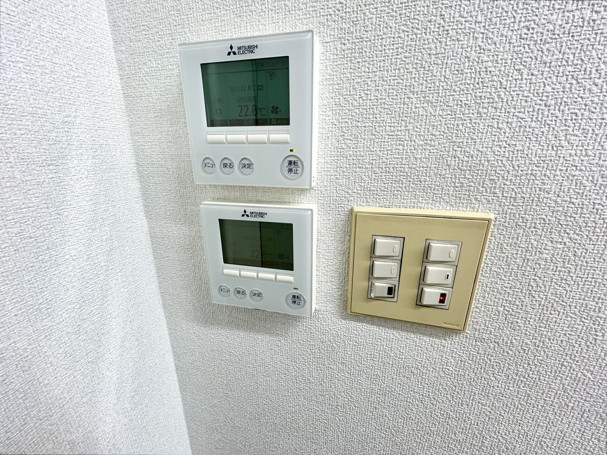 7階エレベーターホールに電気と空調のスイッチがございます