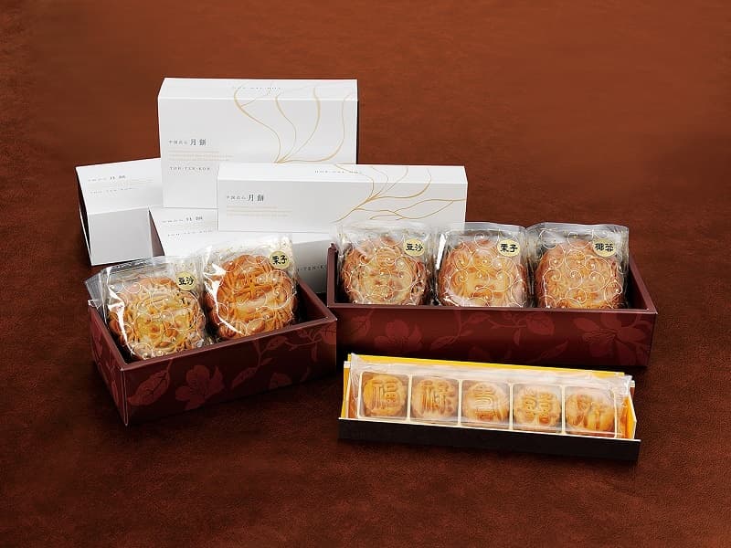 大月餅2個入り　1,400円
（小豆あん・栗あん）
大月餅3個入り　2,100円
（小豆あん・栗あん・ココナッツあん）
ミクロ月餅　1,500円
（小豆あん・栗あん・蓮あん・ココナッツミルクあん・杏あん）
