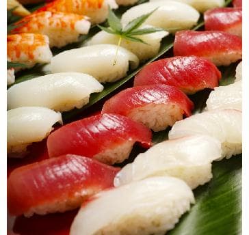 【和洋折衷も可能】
併設の天然温泉旅館「神戸みなと温泉 蓮」で腕を振るう和の職人が仕込む本格和食・和洋折衷料理もご用意。幅広いご参加者様にもお食事をお愉しみいただけます。