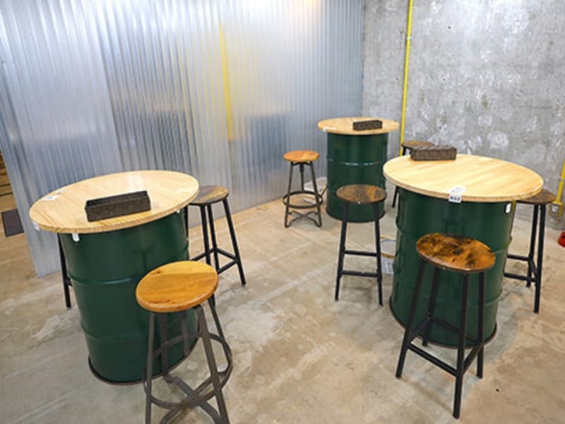 ハイテーブルやドラム缶テーブルなど、様々なテーブル席をご用意しております。立食パーティーや交流会に最適な空間です。
