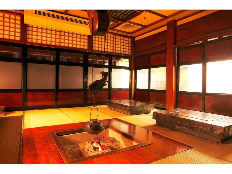 炉端裏食事処は最大１１５名様までの団体利用も可能。ふすまの仕切りで半個室としてのご利用もいただけます。