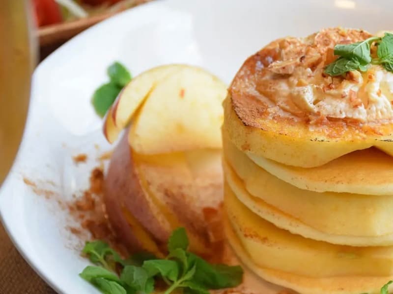 季節の果物とカラメルパンケーキ