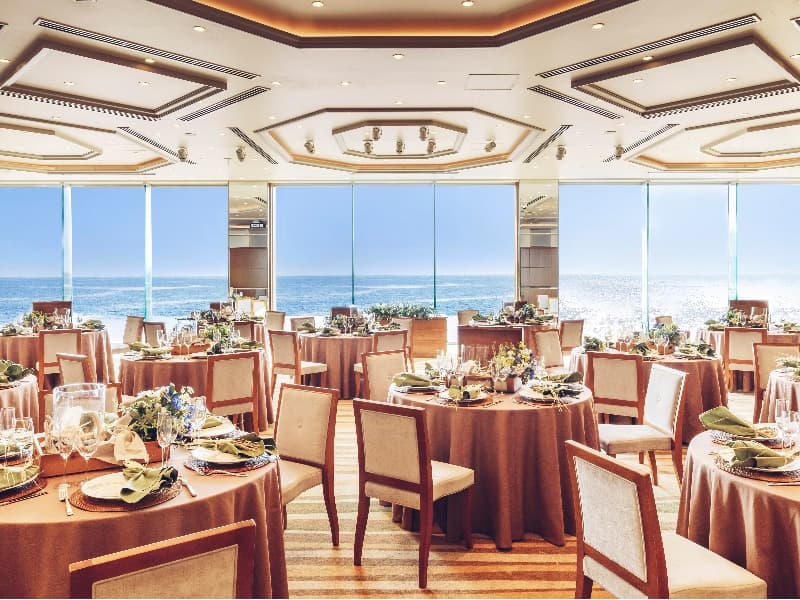 【THE SEAS　(ザ・シーズ）　2F】
着席：134名　立食：150名
スクール：90名　シアター：150名

オーシャンビューを間近に望む当施設最大のスペース
