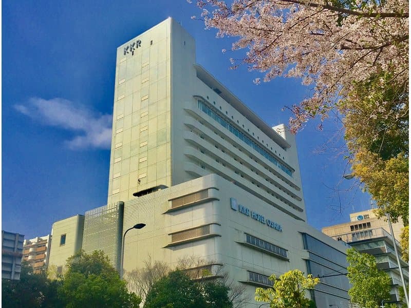 大阪城天守閣の真正面に位置する好ロケーション！
四季折々の大阪城公園の景色がすべての宴会場からお楽しみいただけます！
大阪市のほぼ中心に位置し、市内各地からのアクセスも良好です。