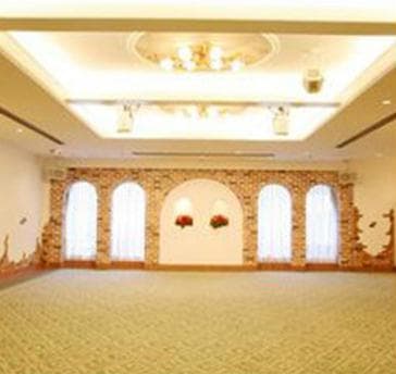 【カメリヤ】
面積125平米、天井高2.7ｍ
立食60名、着席60名
スクール60名、シアター110名、ロの字40名