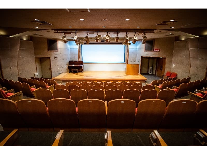 【森のホール】
映像、音響、照明設備を備えた144席のホールです。
企業研修や講習会、音楽活動などでご利用いただけます。