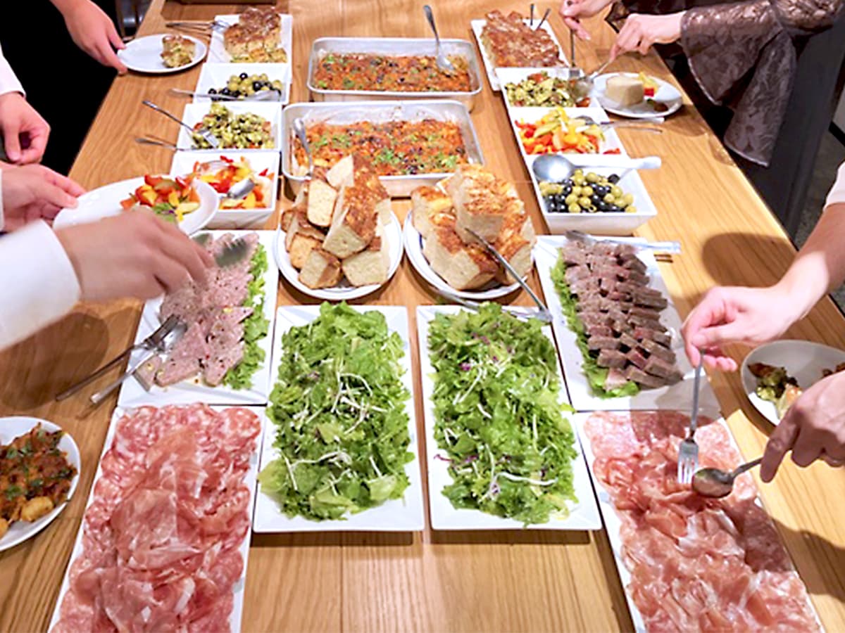 ☆… パーティープラン …☆
パーティープランは飲み放題付きで税込4,000円〜ご用意しています。
季節ごとの旬な素材にこだわった、彩り豊かなパーティー料理をビュッフェ形式でご用意いたします。