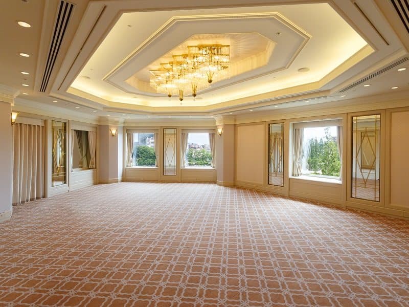宝の間
・面積：100m²　　天井高：3.8m
・カクテルブフェ：40名、着席ブフェ：30名、正餐：40名、シアター：80名、スクール：35名