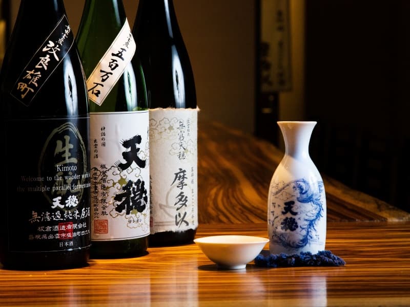 蔵元を訪ね歩いて厳選した純米酒が並ぶカウンター。料理との相性を考え抜いた日本酒の品揃えは、摩多以ならではのこだわりです。