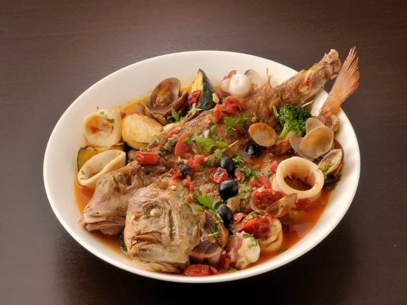 当店自慢の食材
銚子漁港より直送の新鮮な鮮魚
アズーリ名物アクアパッツァ