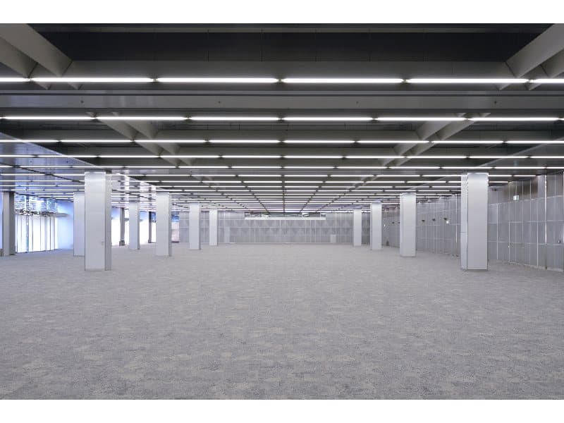 プリズムホール
2,809㎡のフラットなマルチコンベンションスペース。展示会や販売会、セミナー、会議からパーティまであらゆるニーズにお応えします。
また、地上1階レベルに位置し搬出入車両の乗り入れが容易なため作業時間の短縮・低コスト化が図れます。