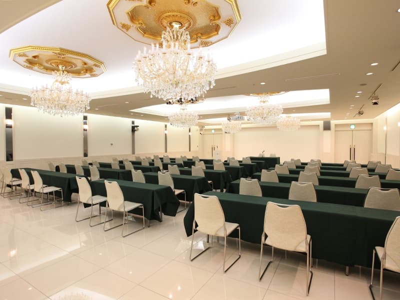 ■翼の間（スクールレイアウトイメージ）

立食120名／正餐100名／スクール140名／シアター200名／ロの字60名