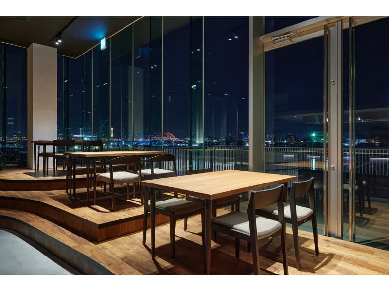 店内（夜）