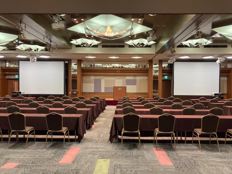 【桜の間】
スクール:150名
シアター：400名

