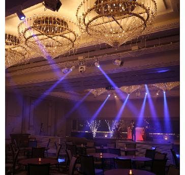 【心に残る演出も可能】
コンサート開催も可能な最新鋭の照明設備や音響設備を駆使したバンケットルーム。上質な空間演出は、ご参加者様の心と記憶に残るひとときに変えて。

