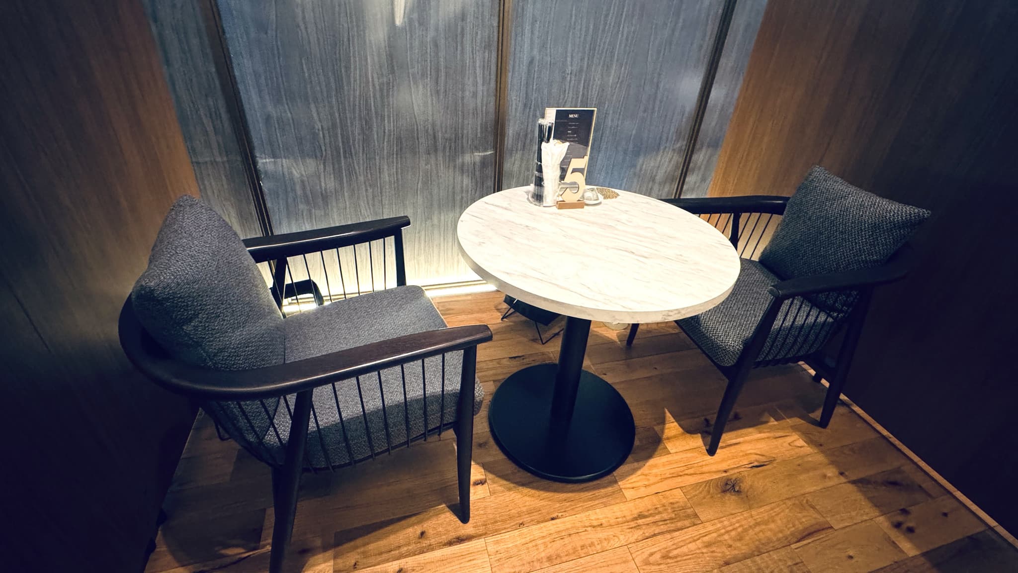 メインフロア_X PLACE cafe lounge<歌舞伎町タワー5階>