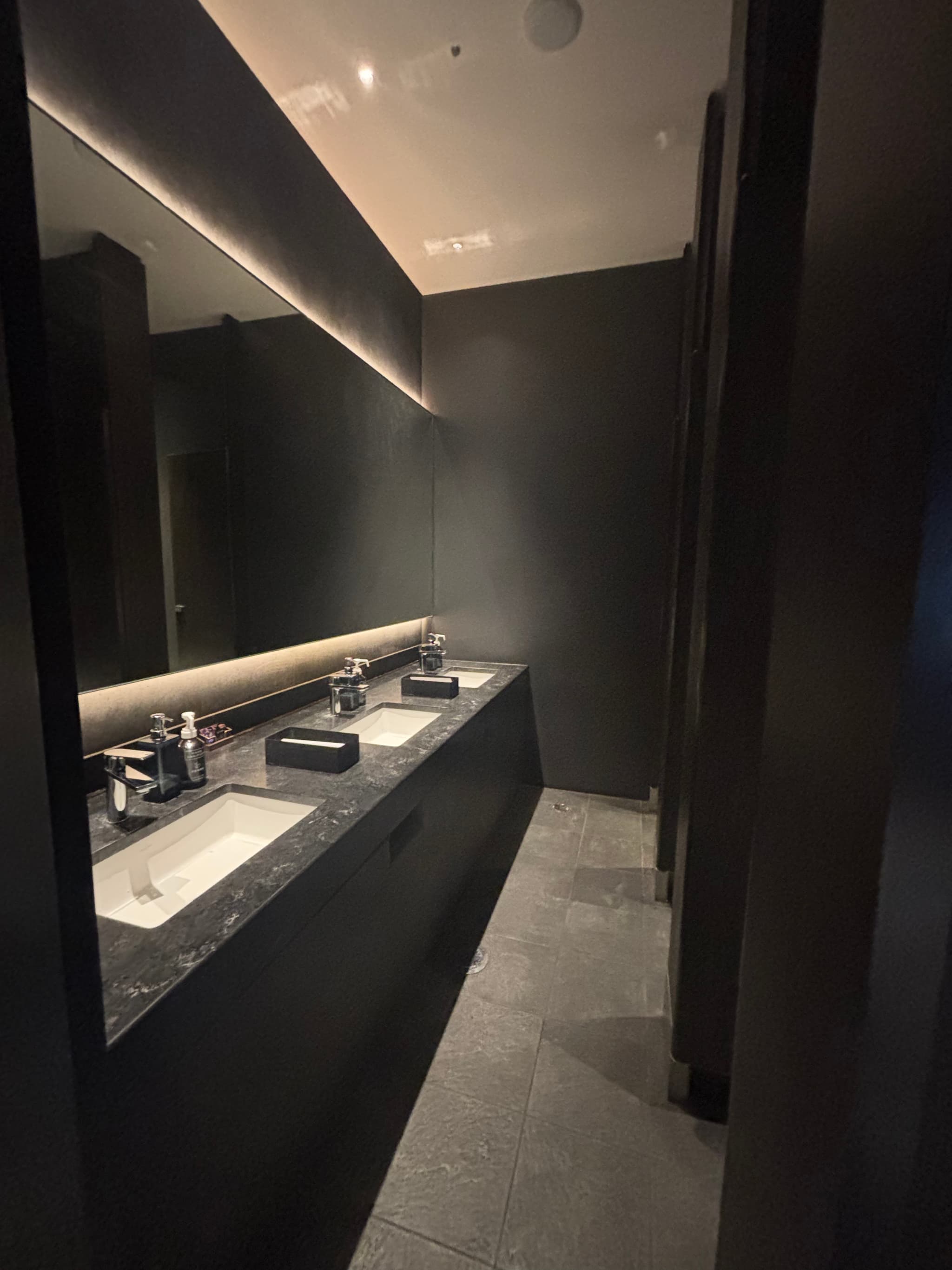 男性用お手洗い_X PLACE water terrace<歌舞伎町タワー5階>