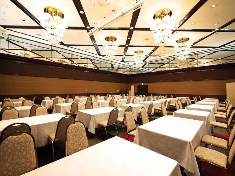 2階 多目的ホール「さぎ草」

朝食会場です。
※通常ご利用いただけませんが、ご利用の場合は12：00～17：00

会議室にてご利用の場合、201m²／100名／室料2時間65,340円(税サ込)