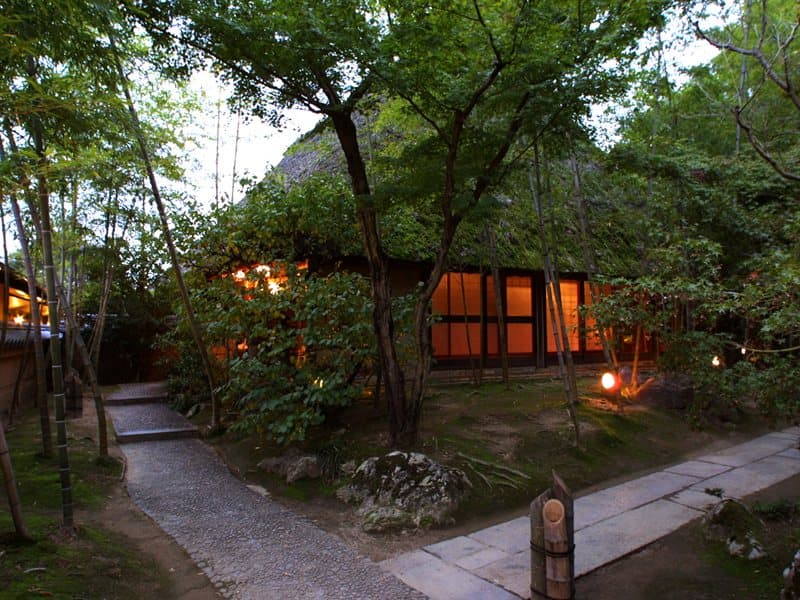 【竹寿庵】茅葺屋根の和宴会場です。