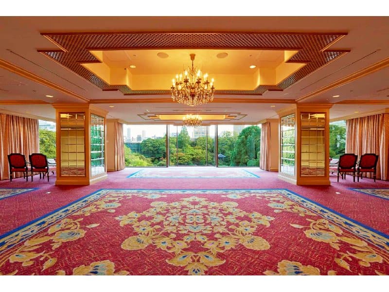 【ガーデンテラス】
庭園を一望する「ガーデンテラス」。窓の外に広大な庭園が広がり、明るく優しい光がゲストをお迎えするヨーロピアンクラシックな雰囲気の会場です。緑と陽光に包まれたさわやかなパーティをご提案いたします。