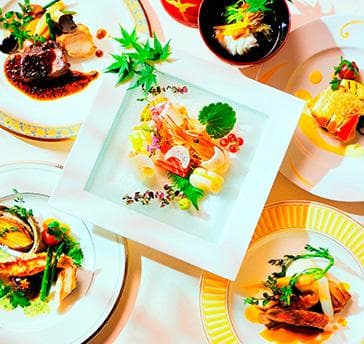 四季折々の食材を生かし匠の技で御客様のおもてなしの
心を料理に変えて御提供させて頂きます。
個人盛り・卓盛り・ブッフェなど様々なスタイルでご提案をさせて頂きます。