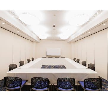 最大シアター型で４８名収容可能です。

お客様の用途に合わせてレイアウトさせていただきます。

「会議・研修・セミナー・展示会・パーティー等」様々なニーズに合わせてご利用いただけます。