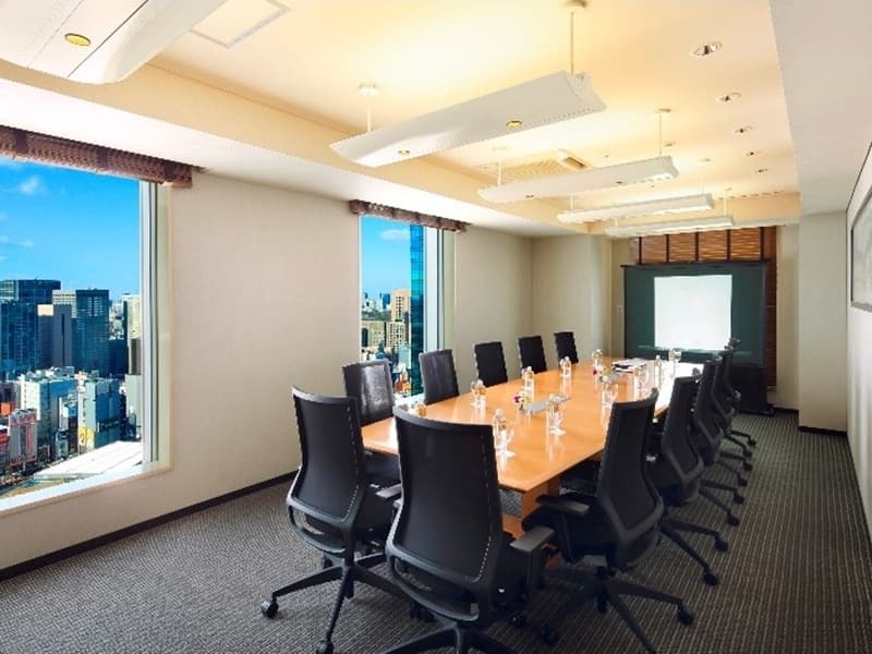 26F ミーティングルームD
長方形のテーブル(固定)の会議室です。
50型のモニターが常設です。