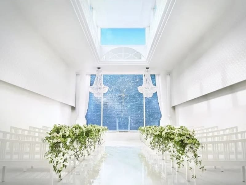 《CHAPEL》
チャペルの扉が開くと、そこは息をのむほど美しい透明感あふれる世界。鹿児島県で最も明るい空間でセミナーやショー、展示会での利用が可能。
着席：96名
