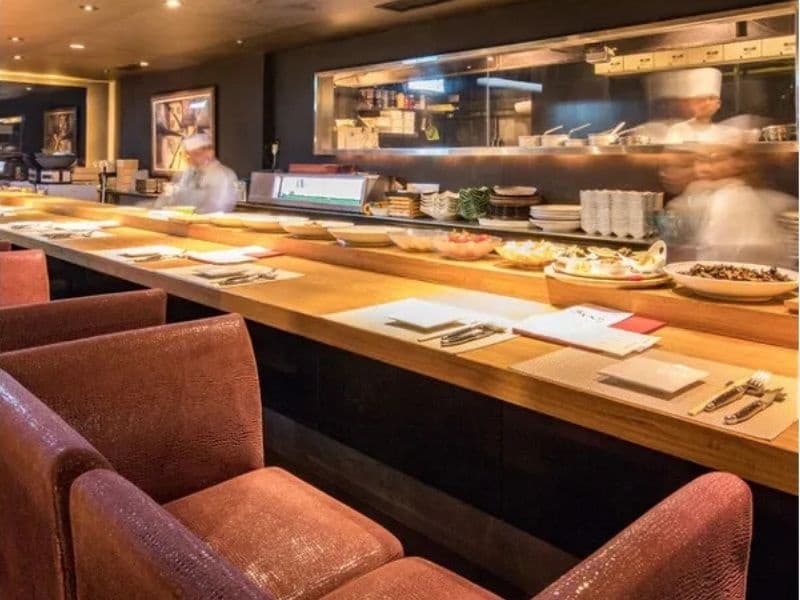 カウンター席はビュッフェ台となります
(大皿提供・フルコース提供も可能です)