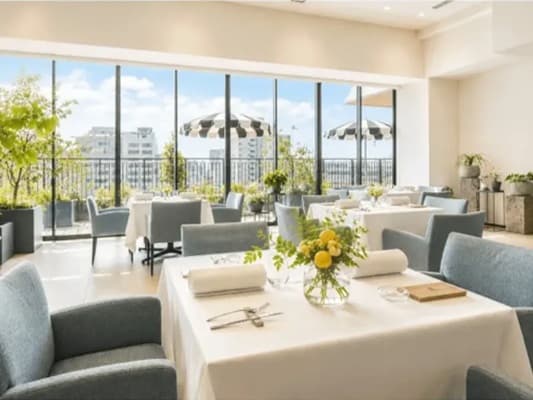 少人数での会食や接待、役員会議、顔合わせなどに最適な個室をご用意。光が差し込み落ち着いた空間で周囲を気にせずお食事や会話をお楽しみいただけます。