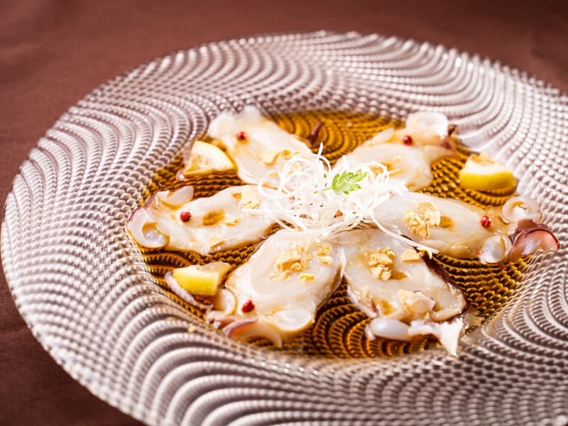 タコのカルパッチョ｜さっぱりと味わえる魚介の前菜が、会食の始まりを華やかに演出