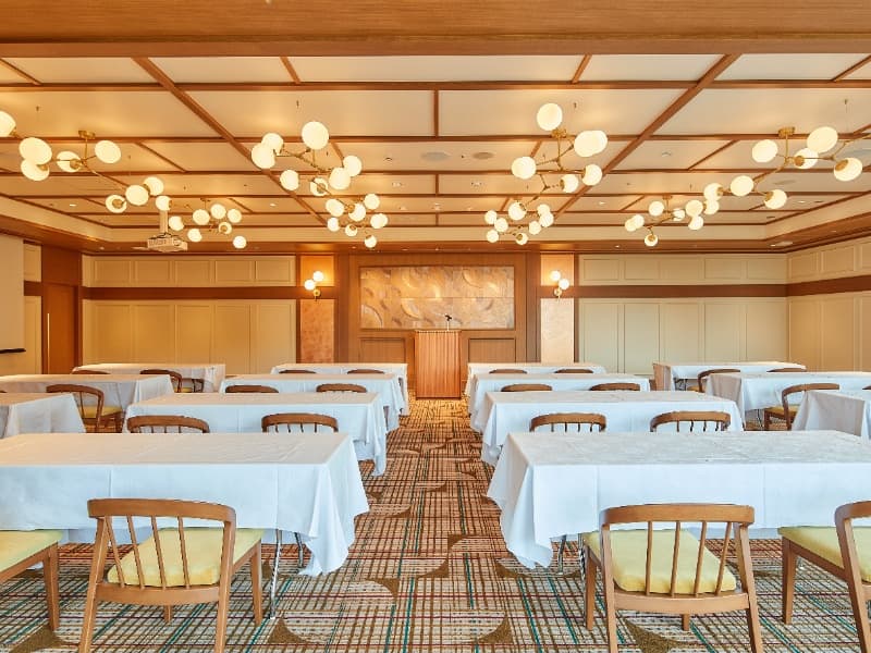 4F THE ORIENTAL ROOM（ジ オリエンタル ルーム）120㎡
スクール形式 1卓2名掛：42名様／1卓3名掛：60名様

木の温もりが溢れ大きな窓からは柔らかく光がふりそそぎます。上質ながらもゲストとあたたかいお時間をお過ごしいただけます。