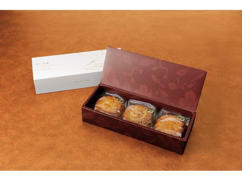 ＜お土産　月餅（常温）＞
香ばしい皮と上品な甘さのあん。
直径8㎝の大きな月餅。
3個入（小豆あん・栗あん・ココナッツあん）
2個入（小豆あん・栗あん）