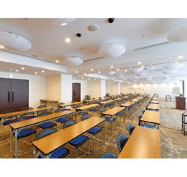 当会場の中で最も広い２５４㎡の会場になります。最大シアター型で２２０名収容可能です。

お客様の用途に合わせてレイアウトさせていただきます。

「会議・研修・セミナー・展示会・パーティー等」様々なニーズに合わせてご利用いただけます。