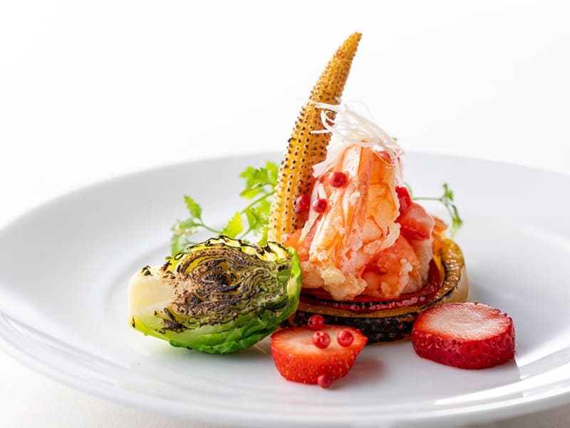 彩り豊かな野菜と美しい盛り付けが食欲をそそる、シェフこだわりの特別な一皿。