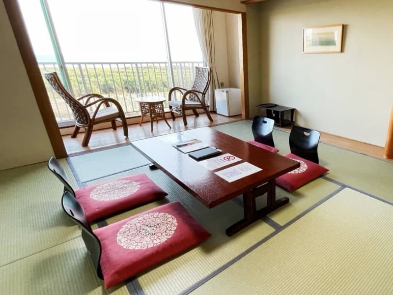 「本館客室」
全室和室10畳、温水洗浄トイレ
アメニティはバスタオルのみとなります