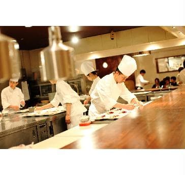 オープンキッチンから出来立てのお料理をご提供！