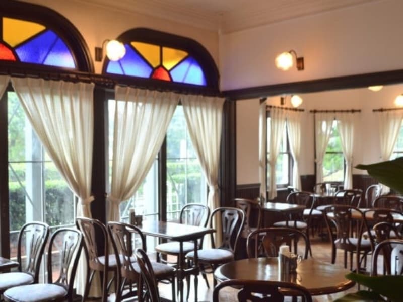 1F　CAFE
明るい日差しの入る窓辺にはアーチ形のステンドグラスがはめられレトロな雰囲気が漂う喫茶店