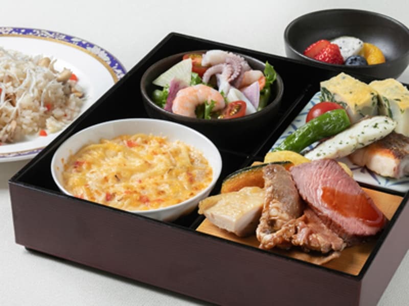 お弁当スタイル（洋） 

シーフードサラダ
チキンマカロニグラタン
白身魚のポワレ　フリッタータ添え
チキンレモン風味　ポークソテーショウガ風味　1口サーロイン　付け合わせ野菜
しらすのピラフ
フルーツ
コーヒー
